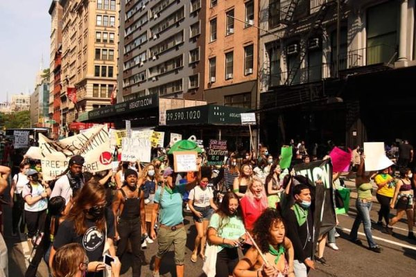 Centenas de pessoas se mobilizam em Nova Iorque contra restrições ao direito ao aborto