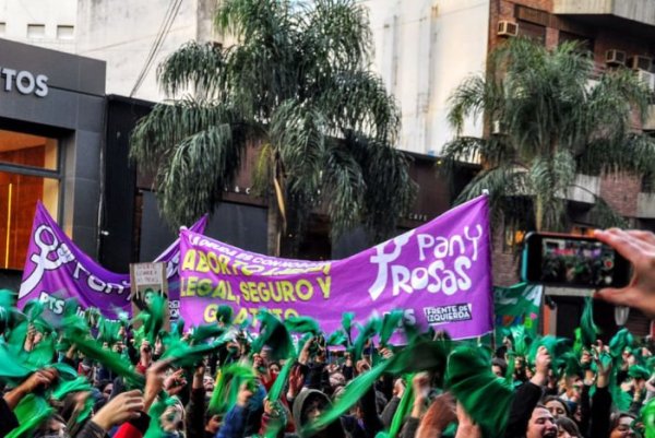 Gigantesca manifestação de mulheres argentinas pelo direito ao aborto