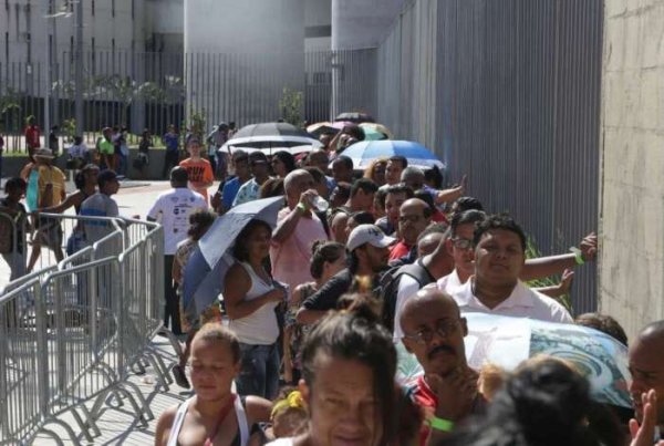 No dia do trabalhador, mais de 30 mil desempregados fizeram fila no Engenhão
