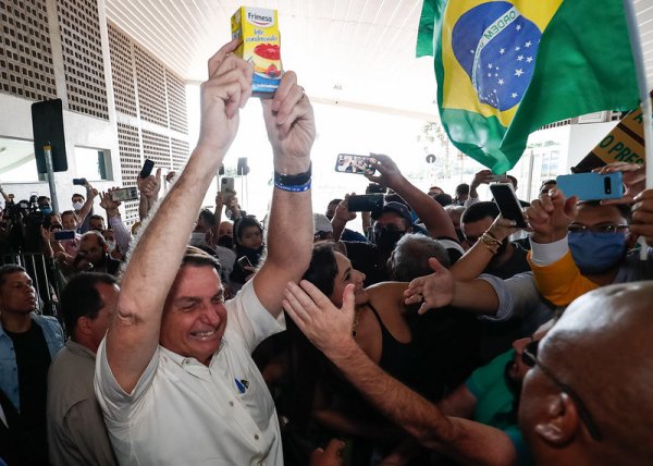 Notas sobre a decadência do regime e a ostentação de Bolsonaro