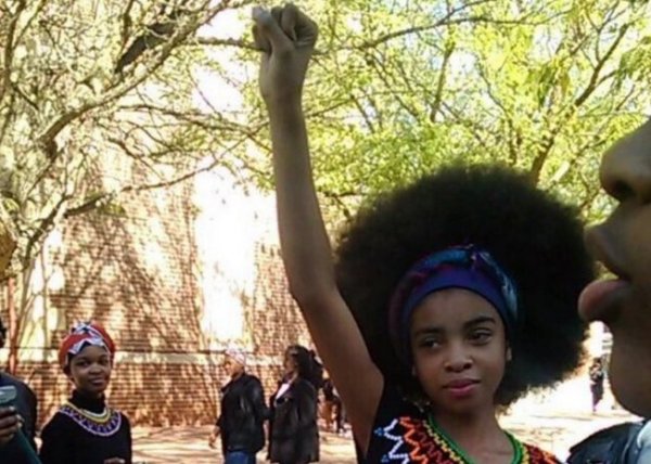 As jovens negras se levantam contra as normas racistas nas escolas da África do Sul