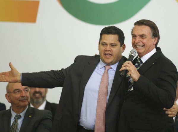 Bolsonaro compra votos no Senado para a nomeação de Eduardo e votação da Reforma da Previdência