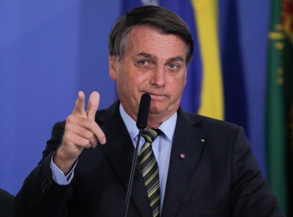 Bolsonaro segue com ataque e prorroga até dezembro o corte de jornada e salário