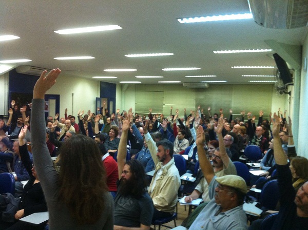 Professores da USP aprovam greve a partir do dia 31