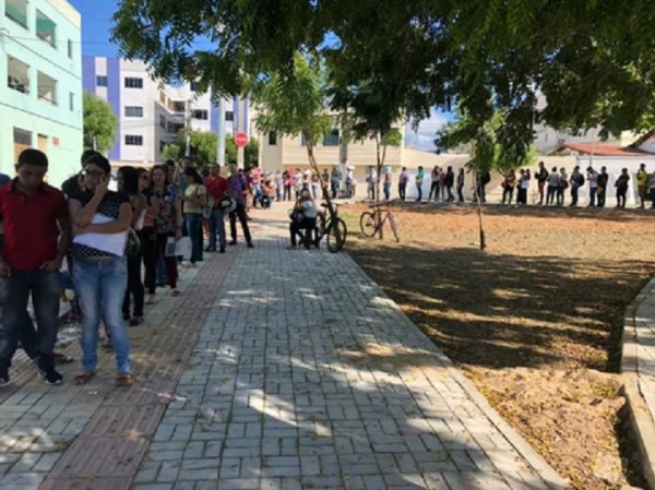 Desemprego: centenas de pessoas passam a madrugada na fila por vagas de emprego no Ceará