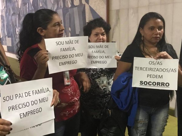 Terceirizadas protestam contra demissões na Câmara de SP