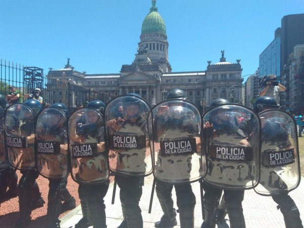 Na Argentina, governo Macri quer impor a reforma da previdência através da repressão