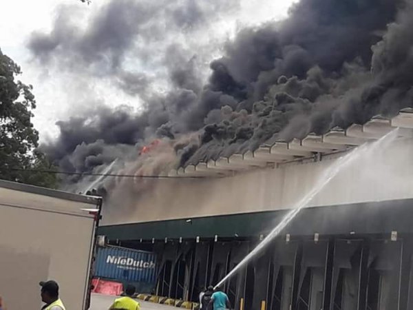 Galpão em Osasco, SP, tem incêndio de grandes proporções