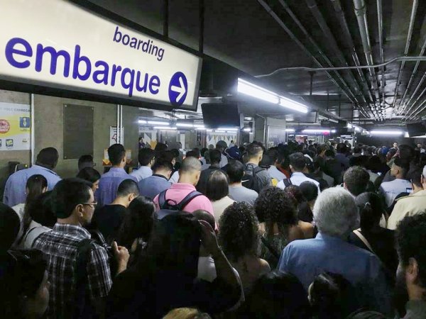 Metrô de SP "comemora" 50 anos com Linha 1 totalmente paralisada, caos e superlotação