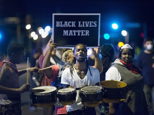 No aniversário de um ano da morte de Mike Brown voltam a ocorrer tensões raciais nos EUA.