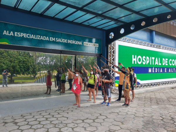 Indígenas protestam por melhores condições de atendimento em frente a hospital em Manaus