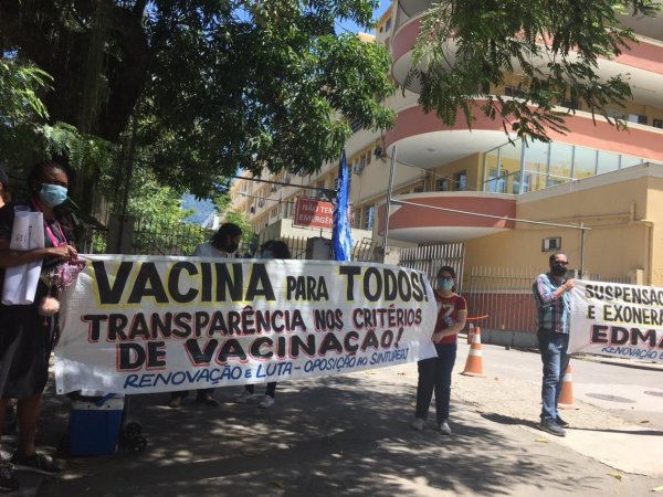 Trabalhadores da UERJ fazem ato pela vacina e contra o vestibular 