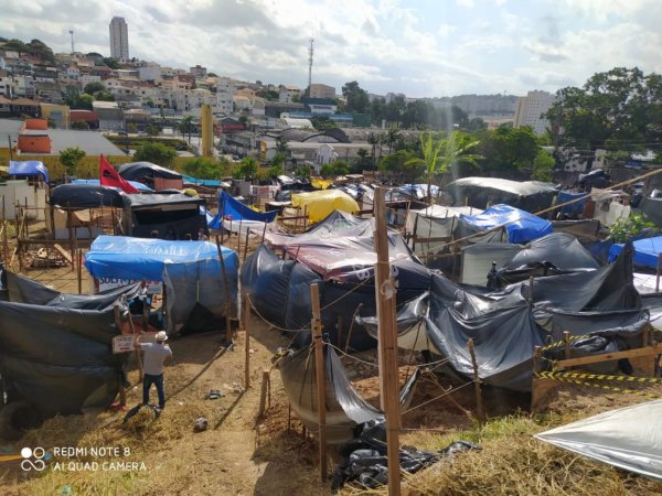 "A gente tá ocupando o terreno porque a gente realmente precisa" diz participante de ocupação na São Remo
