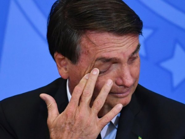 Lágrimas de crocodilo: Bolsonaro diz que chora no banheiro, mas nem uma gota pelas vítimas da Covid