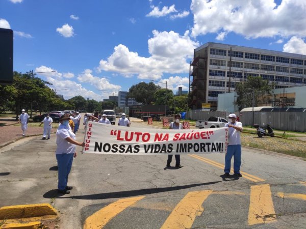Trabalhadores do bandejão da USP protestam contra o descaso da reitoria e exigem testagem