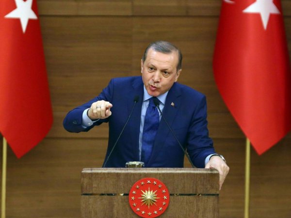 Avançando na repressão, presidente da Turquia anuncia Estado de Emergência por três meses