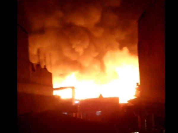 Incêndio destrói cem casas em favela da Zona Norte 