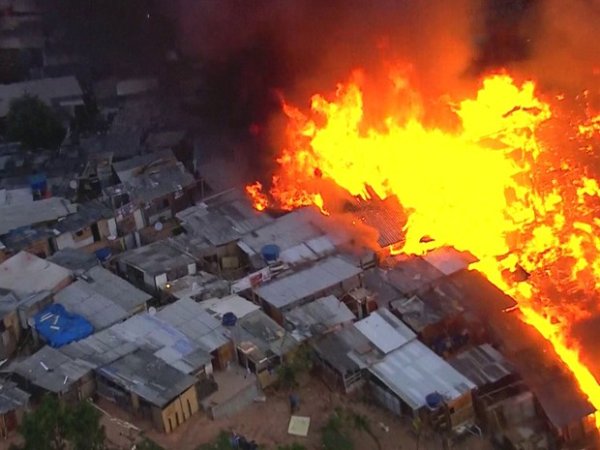 Incêndio atinge favela em Osasco, na Grande SP