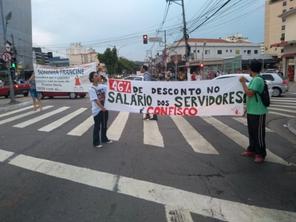 Professores municipais de São Paulo em greve tomam as ruas e recebem apoio popular