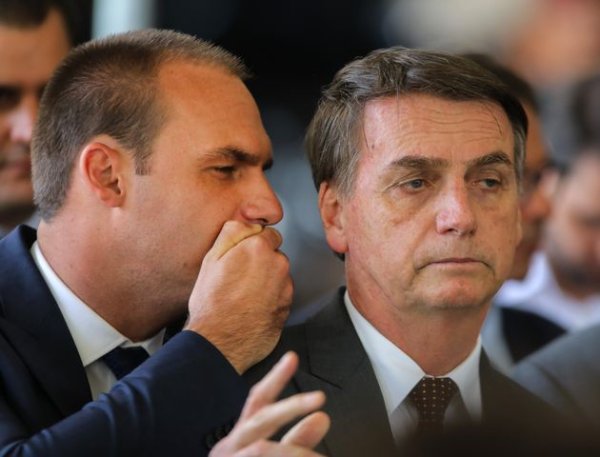 Bolsonaro quebra rito e diz que pedido para Eduardo ser embaixador já está nos EUA